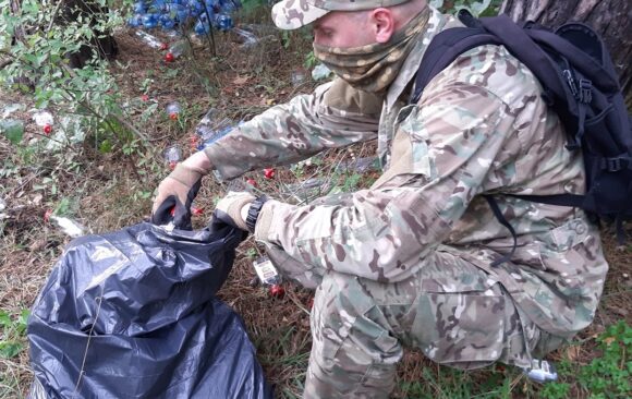 Sprzątanie_Lasu_WojskaPolskiego Akcja sprzątania lasu w Bydgoszczy na osiedlu Kapuściska