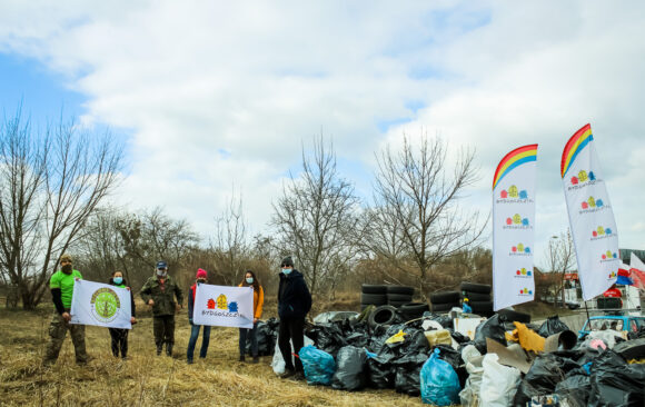 Akcja sprzątania terenów zielonych w Bydgoszczy na osiedlu Kapuściska
