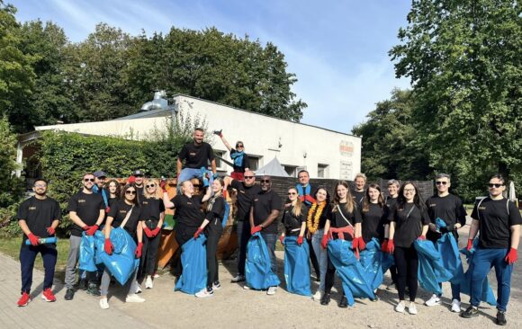 Akcja sprzątania terenów zielonych w Poznaniu pracowników firmy GSK