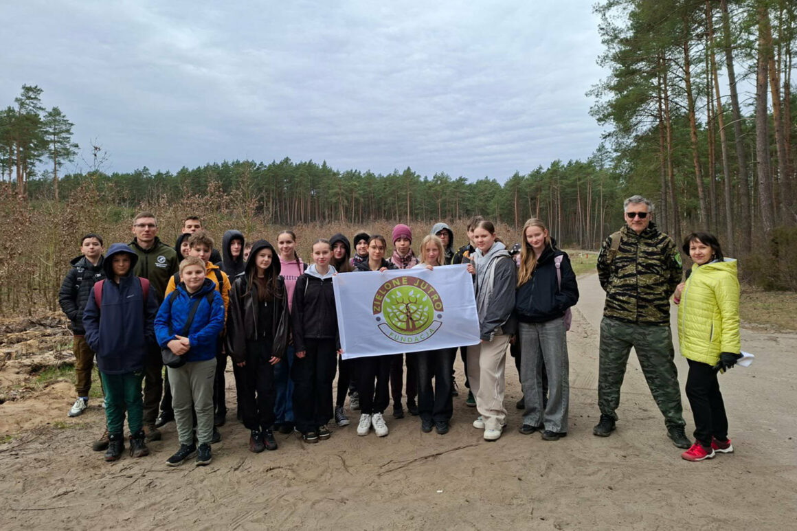 Posadzony kawałek lasu przez Szkołę Podstawową nr 10 001