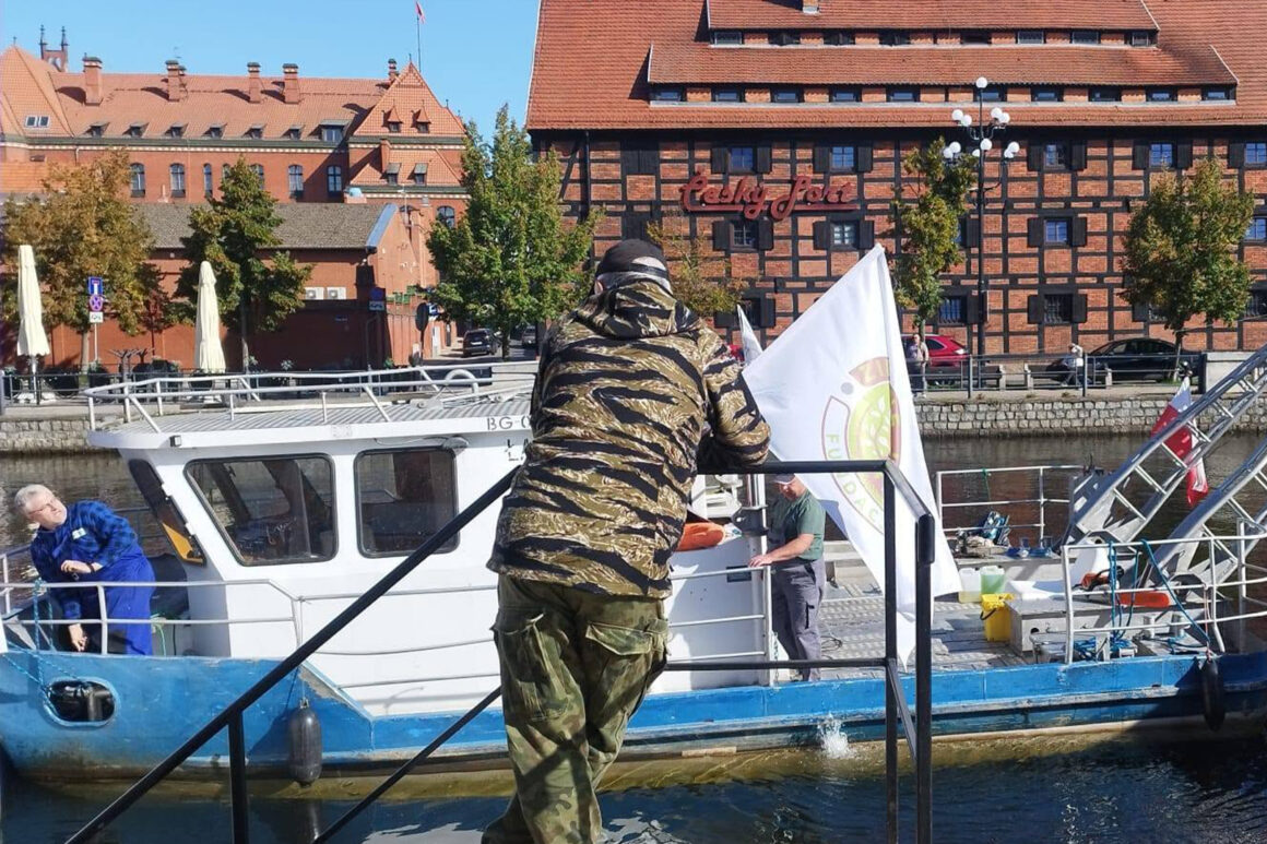 Wydobyliśmy z rzeki starą, czterołapową kotwicę 001 Wydobyliśmy z rzeki starą, czterołapową kotwicę 001