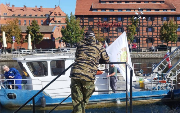 Wydobyliśmy z rzeki starą, czterołapową kotwicę 001 Wydobyliśmy z rzeki starą, czterołapową kotwicę 001